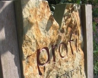 Schriftwirkung: klar, würdevoll, gut lesbar